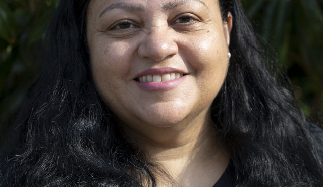 Elizabeth Oliver Headshot